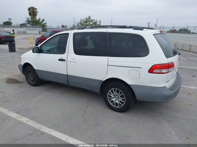 45090157 :رقم المزاد ، 4T3ZF19C02U426245 vin ، 2002 Toyota Sienna Ce مزاد بيع