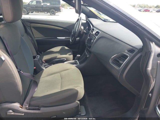 45090798 :رقم المزاد ، 1C3BC2EG0BN537611 vin ، 2011 Chrysler 200 Touring مزاد بيع
