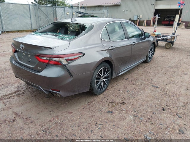 45090945 :رقم المزاد ، 4T1G11AKXNU645638 vin ، 2022 Toyota Camry Se مزاد بيع