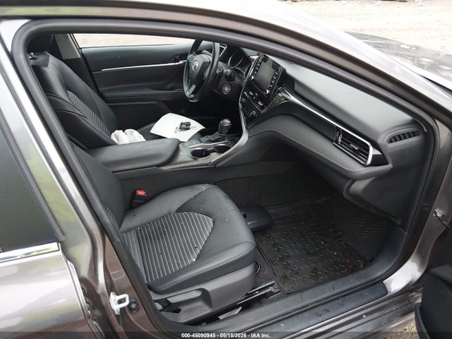 45090945 :رقم المزاد ، 4T1G11AKXNU645638 vin ، 2022 Toyota Camry Se مزاد بيع