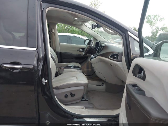Продажа на аукционе авто 2017 Chrysler Pacifica Touring-l Plus, vin: 2C4RC1EG7HR611624, номер лота: 45092372