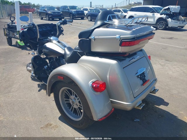 45093246 :رقم المزاد ، 1HD1MAD10JB858896 vin ، 2018 Harley-davidson Flhtcutg Tri Glide Ultra مزاد بيع