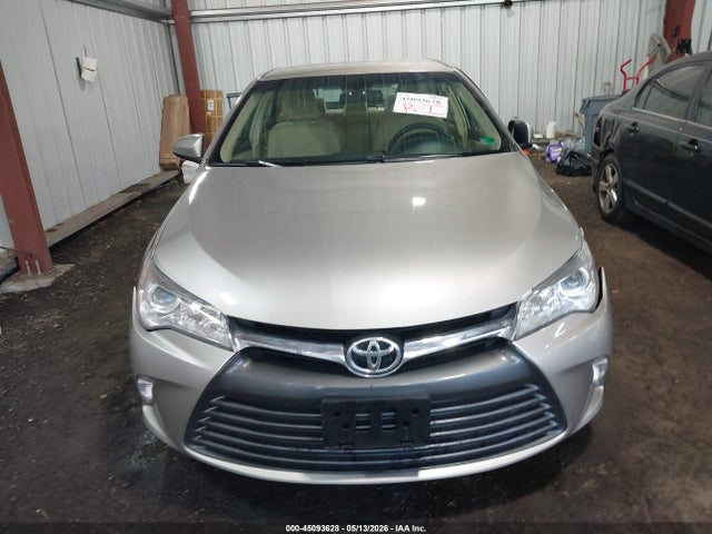 45093628 :رقم المزاد ، 4T1BF1FK7HU695325 vin ، 2017 Toyota Camry Le مزاد بيع