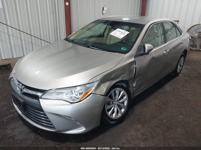 45093628 :رقم المزاد ، 4T1BF1FK7HU695325 vin ، 2017 Toyota Camry Le مزاد بيع