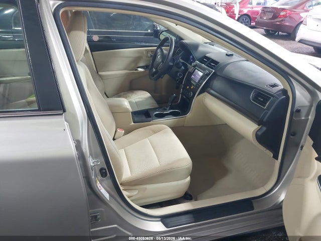 45093628 :رقم المزاد ، 4T1BF1FK7HU695325 vin ، 2017 Toyota Camry Le مزاد بيع