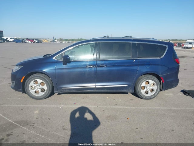 2017 Chrysler Pacifica Touring-l Plus მანქანა იყიდება აუქციონზე, vin: 2C4RC1EG4HR785666, აუქციონის ნომერი: 45094804