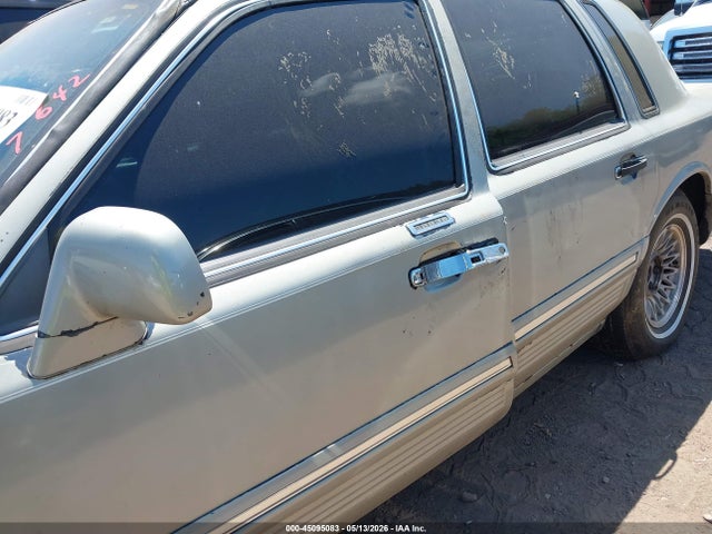 45095083 :رقم المزاد ، 1LNLM81W1TY647642 vin ، 1996 Lincoln Town Car Executive مزاد بيع