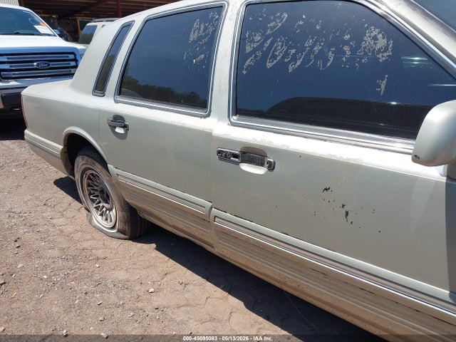 45095083 :رقم المزاد ، 1LNLM81W1TY647642 vin ، 1996 Lincoln Town Car Executive مزاد بيع