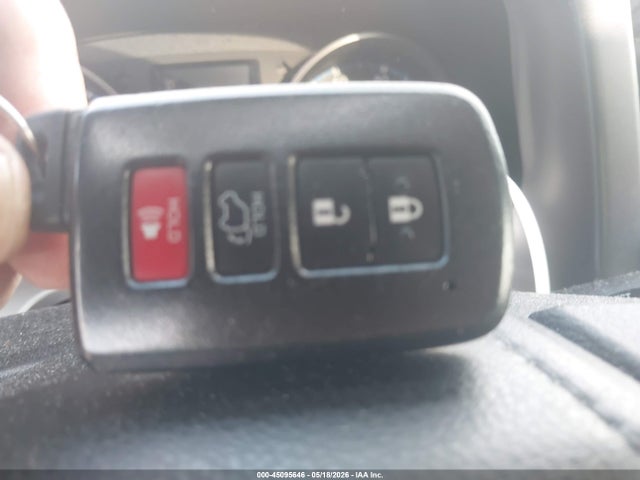 JTMRFREV3JJ227726 Toyota Rav4 Xle