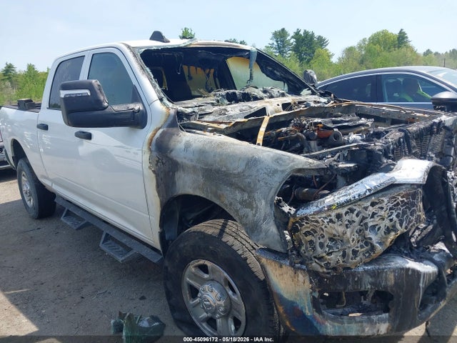 3C63R3CL1PG546314 RAM 3500 Tradesman 4x4 6&#039;4 Box