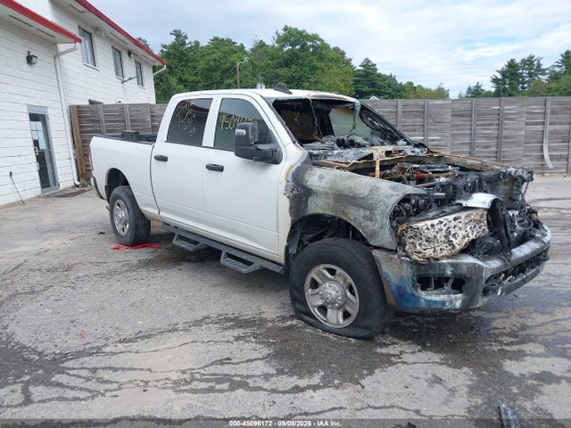 3C63R3CL1PG546314 RAM 3500 Tradesman 4x4 6&#039;4 Box