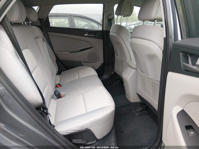 KM8J23A44JU643992 Hyundai TUCSON SE