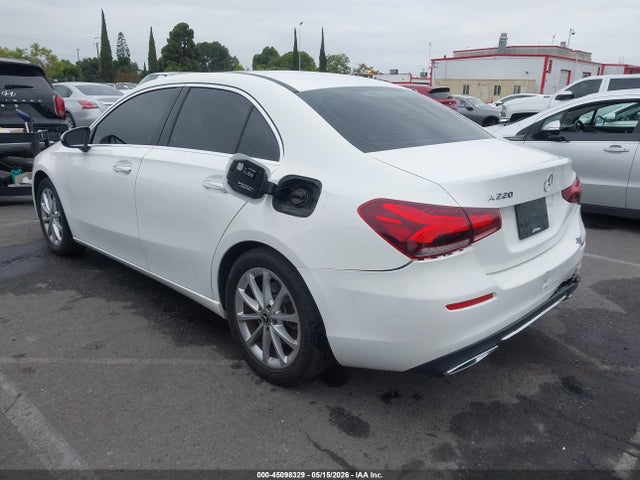 WDD3G4EB3KW001479 Mercedes-Benz A 220