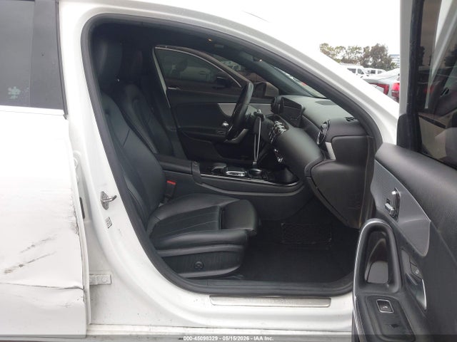 WDD3G4EB3KW001479 Mercedes-Benz A 220