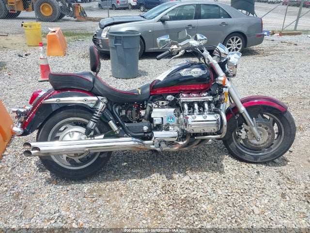 45098936 :رقم المزاد ، 1HFSC3402XA201968 vin ، 1999 Honda Gl1500 C/2 مزاد بيع