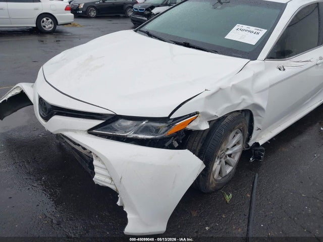 Toyota CAMRY LE 2018 4T1B11HK0JU630107 Image 6