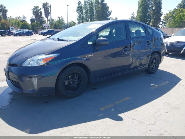 Toyota Prius Three 2014 JTDKN3DU1E0375489 Image 2