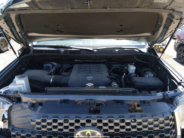 5TFDY5F11KX857672 Toyota Tundra Sr5 5.7l V8