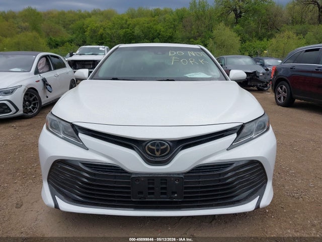 45099846 :رقم المزاد ، 4T1B11HK5JU561544 vin ، 2018 Toyota Camry Le مزاد بيع