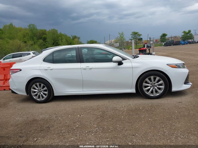 45099846 :رقم المزاد ، 4T1B11HK5JU561544 vin ، 2018 Toyota Camry Le مزاد بيع