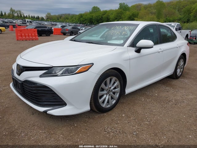 45099846 :رقم المزاد ، 4T1B11HK5JU561544 vin ، 2018 Toyota Camry Le مزاد بيع