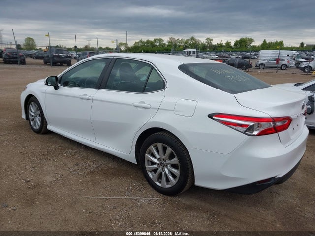 45099846 :رقم المزاد ، 4T1B11HK5JU561544 vin ، 2018 Toyota Camry Le مزاد بيع