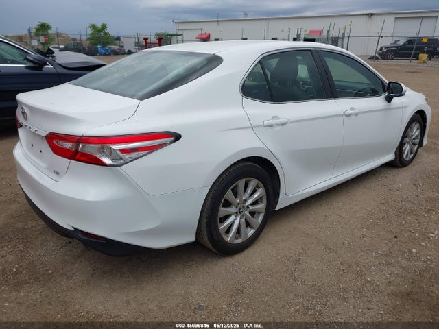 45099846 :رقم المزاد ، 4T1B11HK5JU561544 vin ، 2018 Toyota Camry Le مزاد بيع