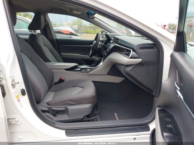45099846 :رقم المزاد ، 4T1B11HK5JU561544 vin ، 2018 Toyota Camry Le مزاد بيع