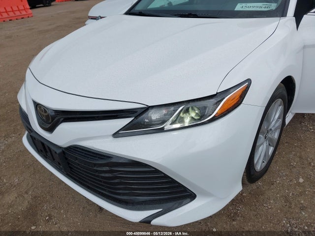 45099846 :رقم المزاد ، 4T1B11HK5JU561544 vin ، 2018 Toyota Camry Le مزاد بيع