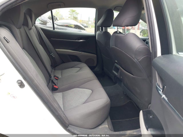 45099846 :رقم المزاد ، 4T1B11HK5JU561544 vin ، 2018 Toyota Camry Le مزاد بيع