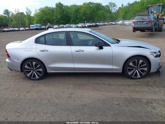 2022 Volvo S60 B5 Momentum მანქანა იყიდება აუქციონზე, vin: 7JRL12TZ5NG157717, აუქციონის ნომერი: 45100400