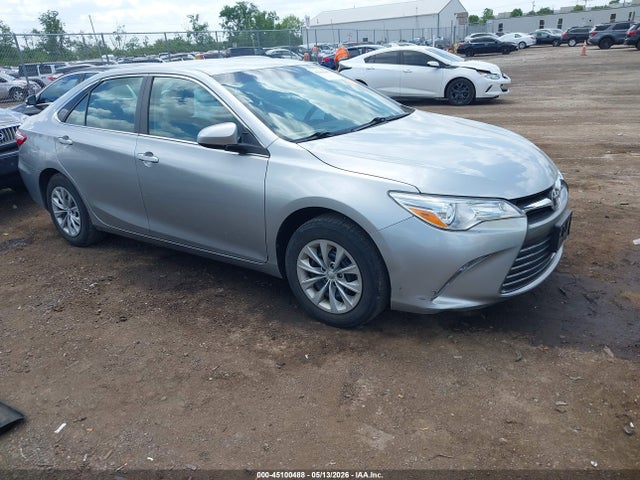 45100488 :رقم المزاد ، 4T1BF1FK7HU335777 vin ، 2017 Toyota Camry Le مزاد بيع