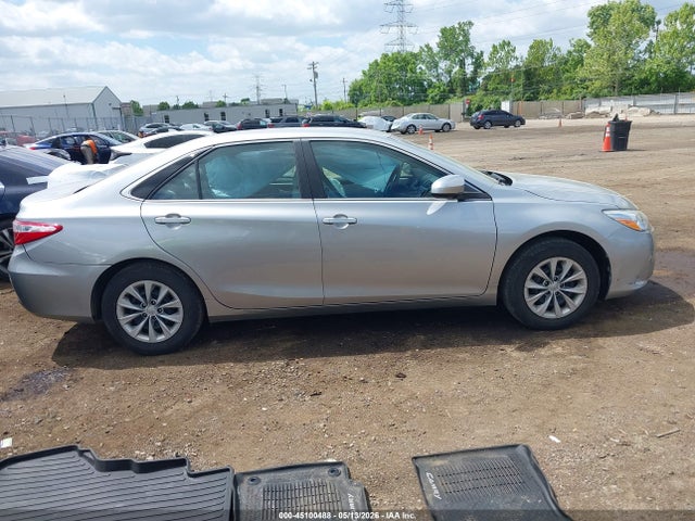 45100488 :رقم المزاد ، 4T1BF1FK7HU335777 vin ، 2017 Toyota Camry Le مزاد بيع