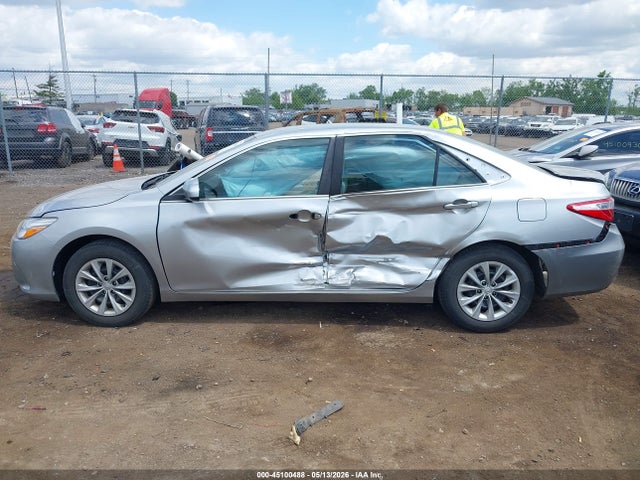 45100488 :رقم المزاد ، 4T1BF1FK7HU335777 vin ، 2017 Toyota Camry Le مزاد بيع
