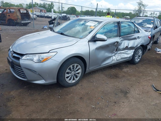 45100488 :رقم المزاد ، 4T1BF1FK7HU335777 vin ، 2017 Toyota Camry Le مزاد بيع