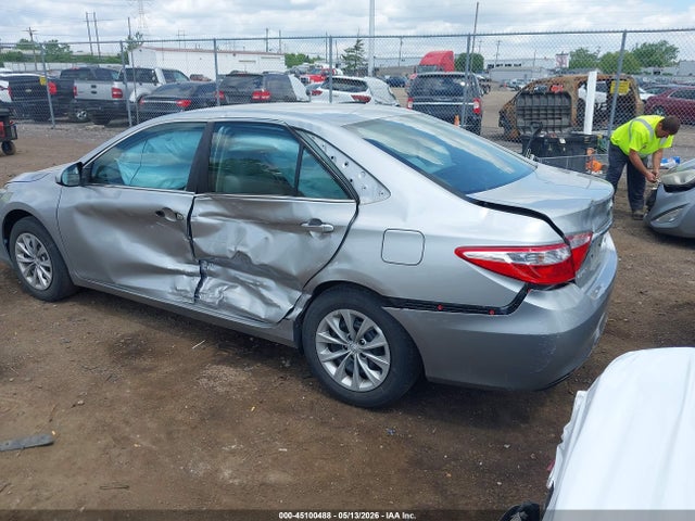 45100488 :رقم المزاد ، 4T1BF1FK7HU335777 vin ، 2017 Toyota Camry Le مزاد بيع