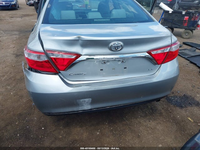 45100488 :رقم المزاد ، 4T1BF1FK7HU335777 vin ، 2017 Toyota Camry Le مزاد بيع