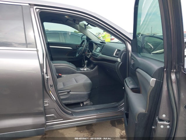 45100571 :رقم المزاد ، 5TDZARFH2KS048590 vin ، 2019 Toyota Highlander Le مزاد بيع