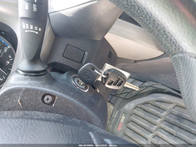 2T3BFREV3JW752899 Toyota RAV4 LE