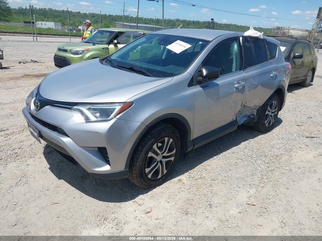 2T3BFREV3JW752899 Toyota RAV4 LE
