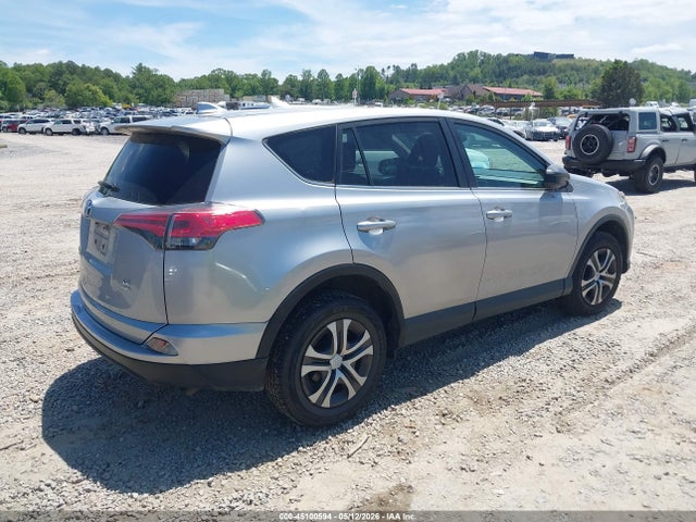 2T3BFREV3JW752899 Toyota RAV4 LE