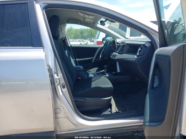 2T3BFREV3JW752899 Toyota RAV4 LE