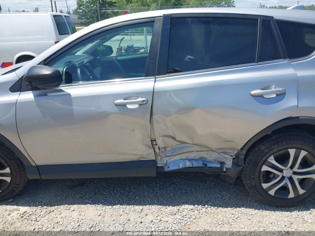2T3BFREV3JW752899 Toyota RAV4 LE