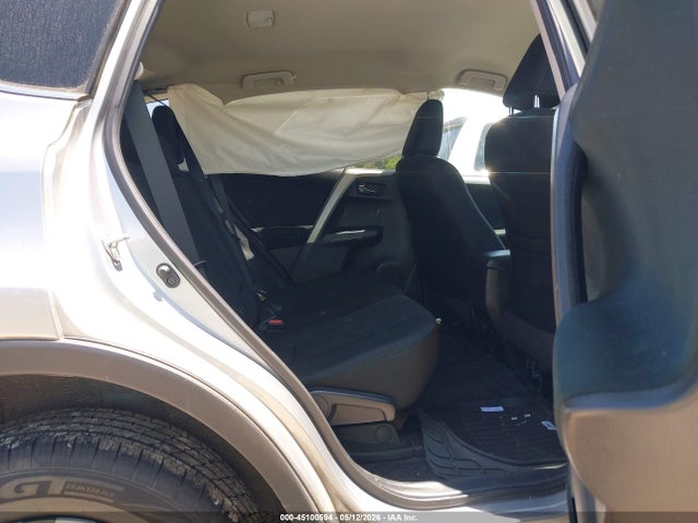 2T3BFREV3JW752899 Toyota RAV4 LE