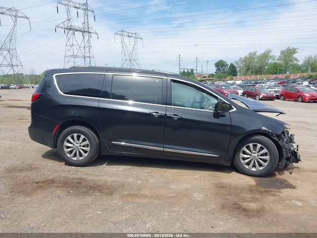 45100665 :رقم المزاد ، 2C4RC1BG3HR515588 vin ، 2017 Chrysler Pacifica Touring-l مزاد بيع