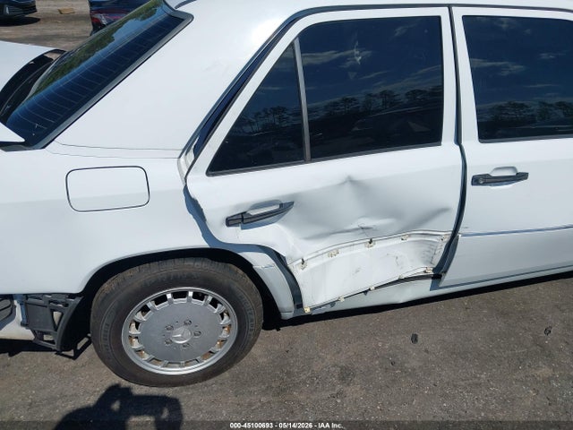 45100693 :رقم المزاد ، WDBEA32E5PB964233 vin ، 1993 Mercedes-benz 300 E مزاد بيع