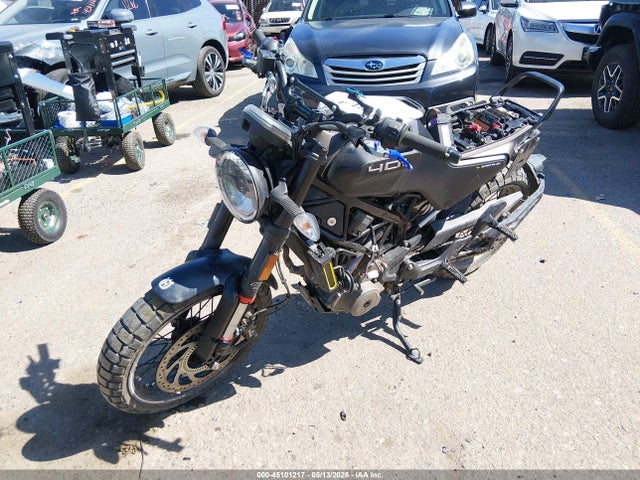 45101217 :رقم المزاد ، MD2JUJ400NC206119 vin ، 2022 Husqvarna Vitpilen 401/svartpilen 401 مزاد بيع