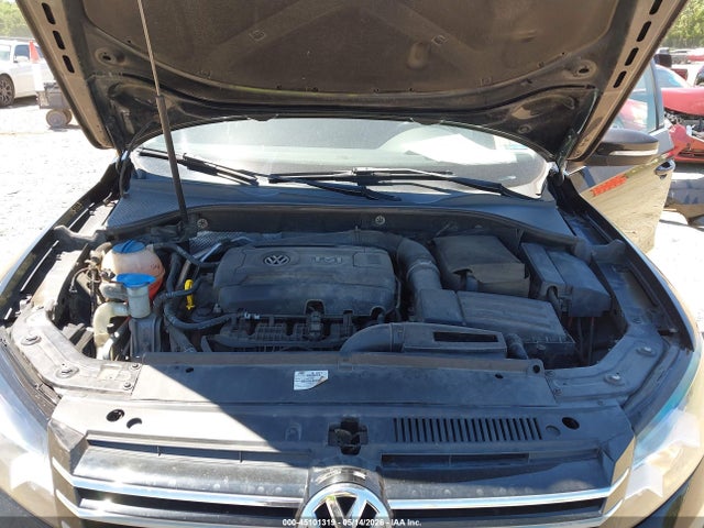 1VWAT7A33EC028777 Volkswagen Passat 1.8t Wolfsburg Edition