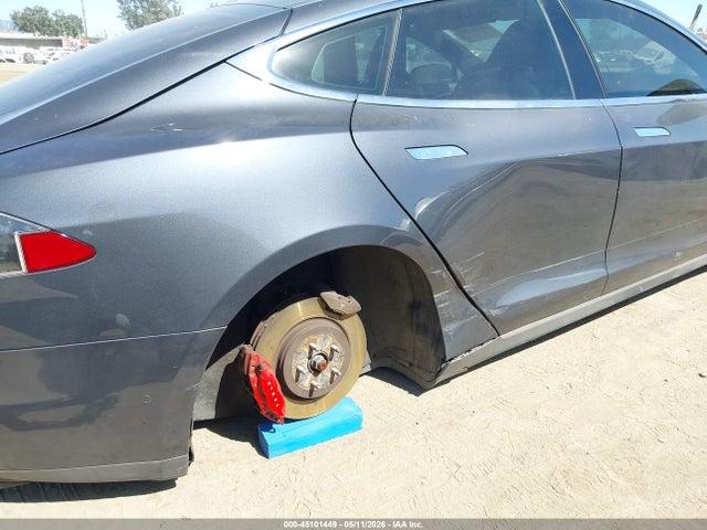 2015 Tesla Model S 85d/p85d მანქანა იყიდება აუქციონზე, vin: 5YJSA1H42FF080995, აუქციონის ნომერი: 45101449