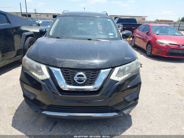 2017 Nissan Rogue S მანქანა იყიდება აუქციონზე, vin: JN8AT2MT5HW381580, აუქციონის ნომერი: 45101848